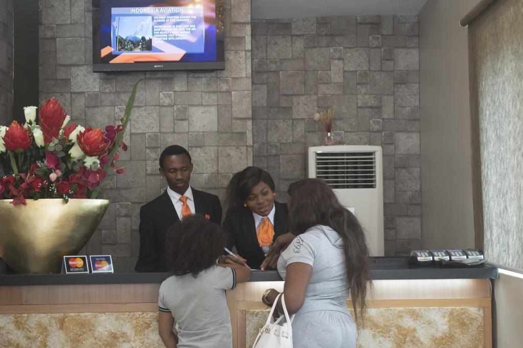 Grandbee Suites Ikeja Exterior foto