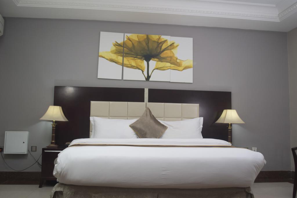 Grandbee Suites Ikeja Exterior foto