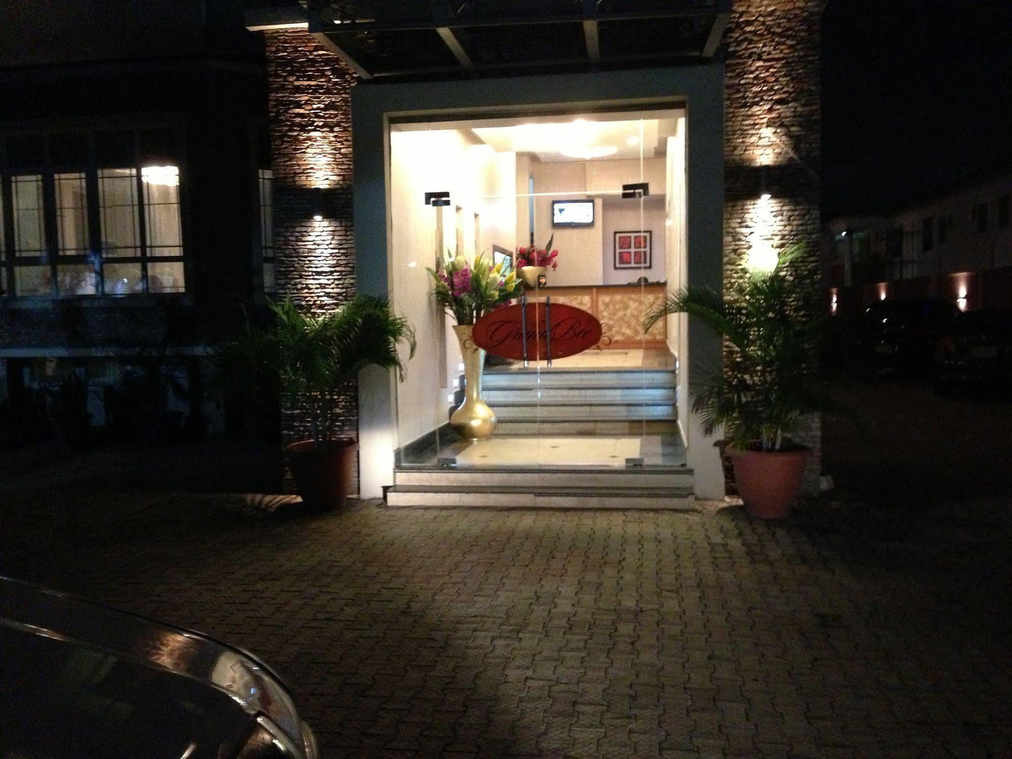 Grandbee Suites Ikeja Exterior foto