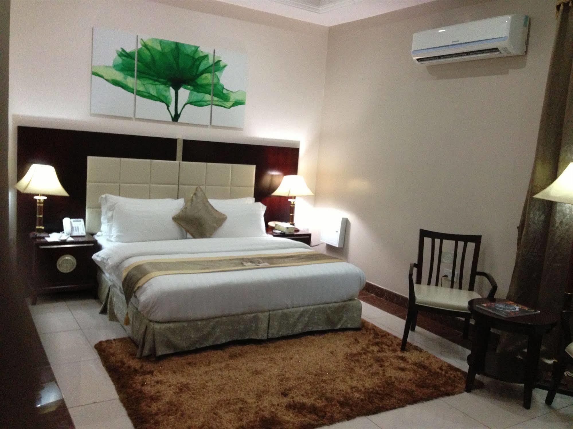 Grandbee Suites Ikeja Exterior foto