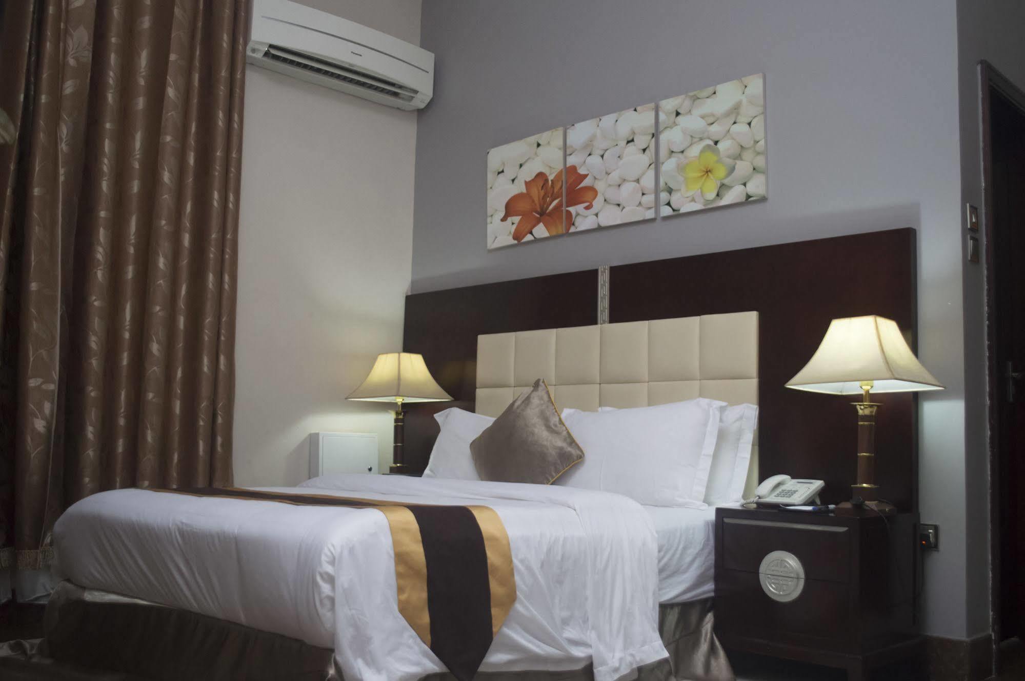 Grandbee Suites Ikeja Exterior foto