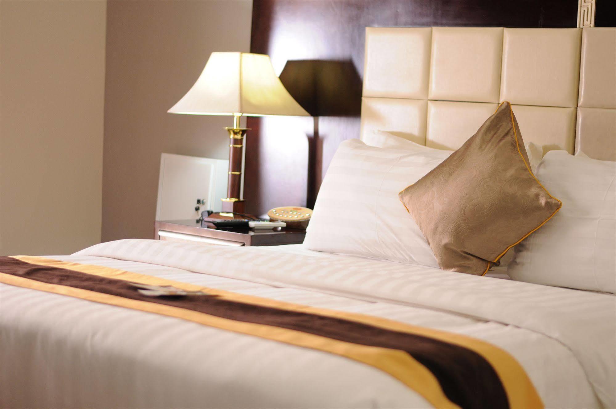 Grandbee Suites Ikeja Exterior foto