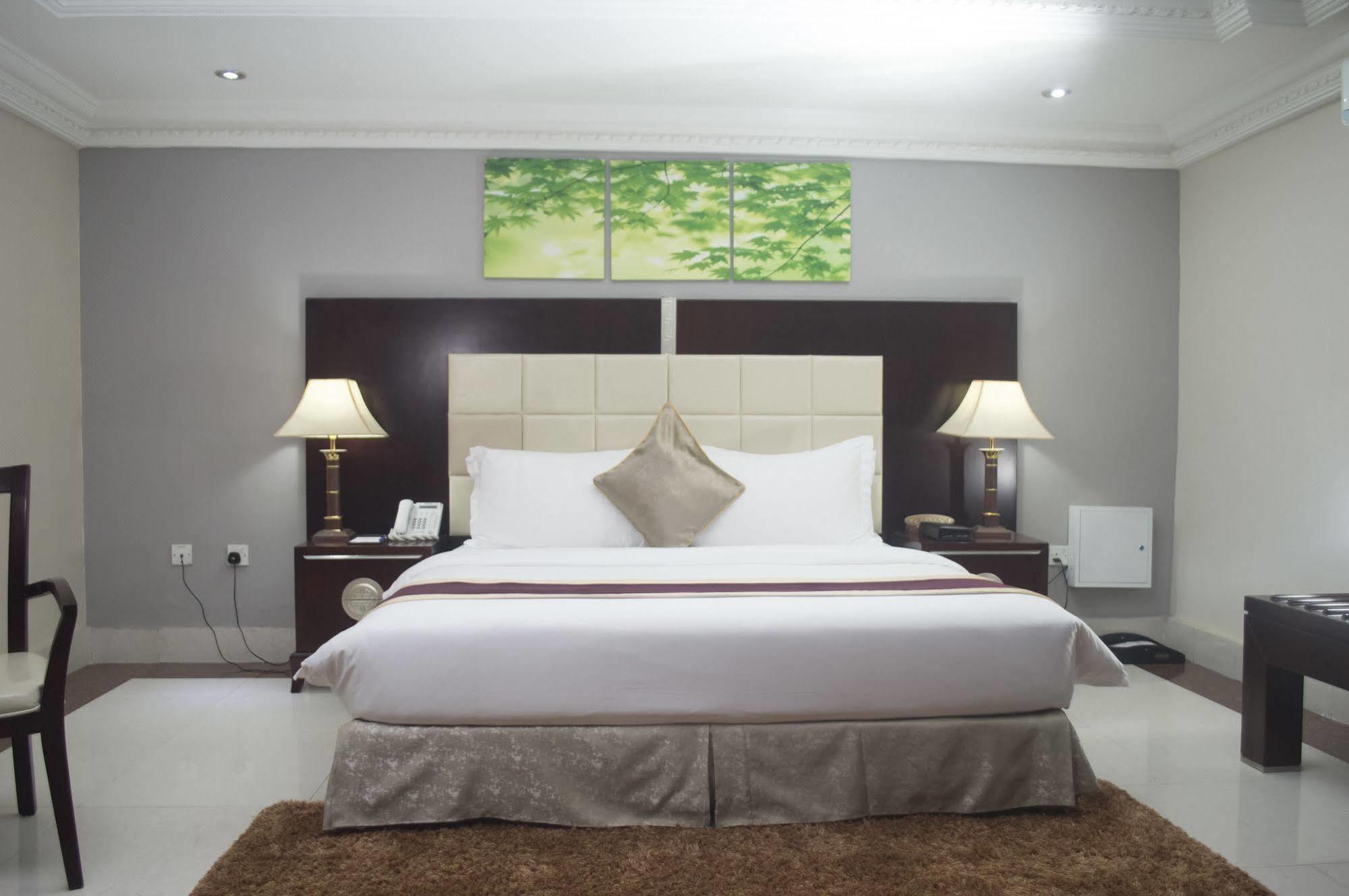 Grandbee Suites Ikeja Exterior foto